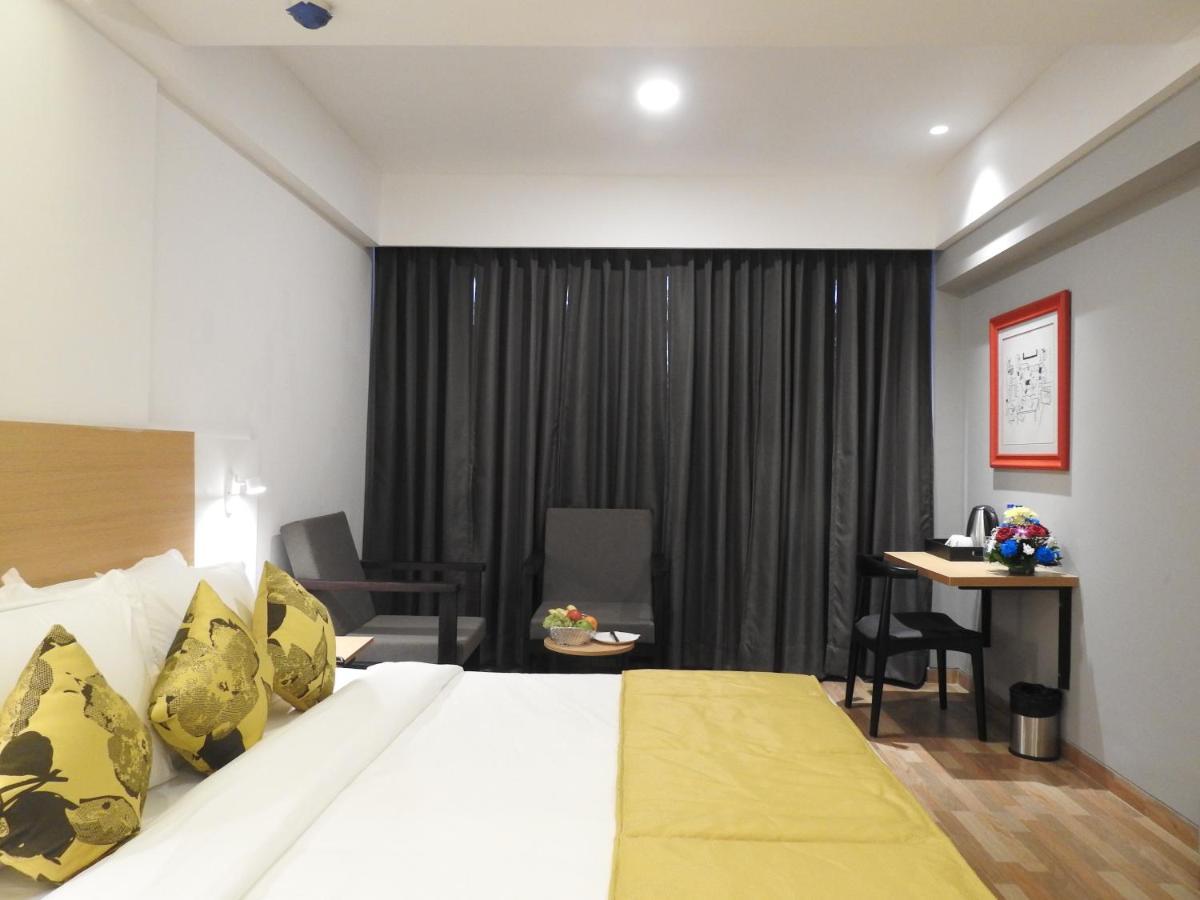 Tgi Ameya Grand Hotel Panadzsi Kültér fotó