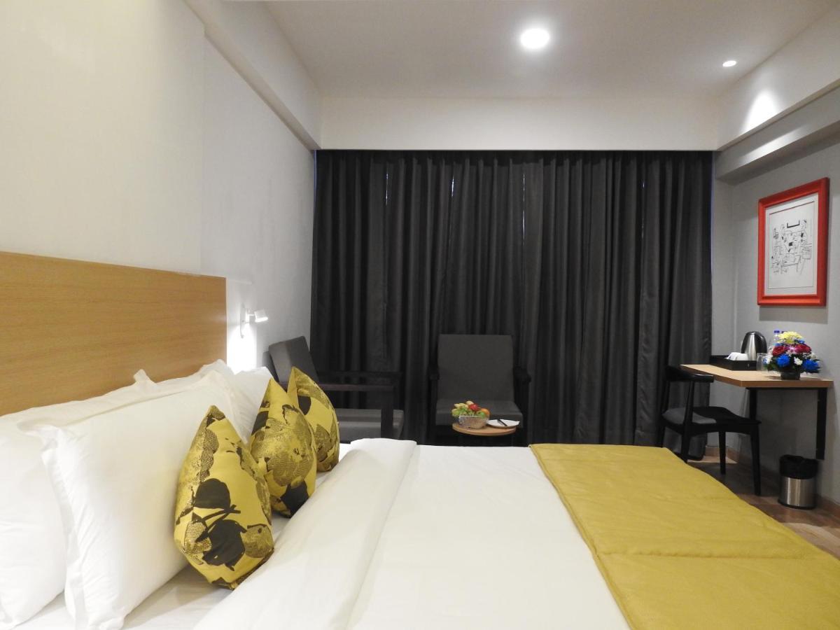 Tgi Ameya Grand Hotel Panadzsi Kültér fotó