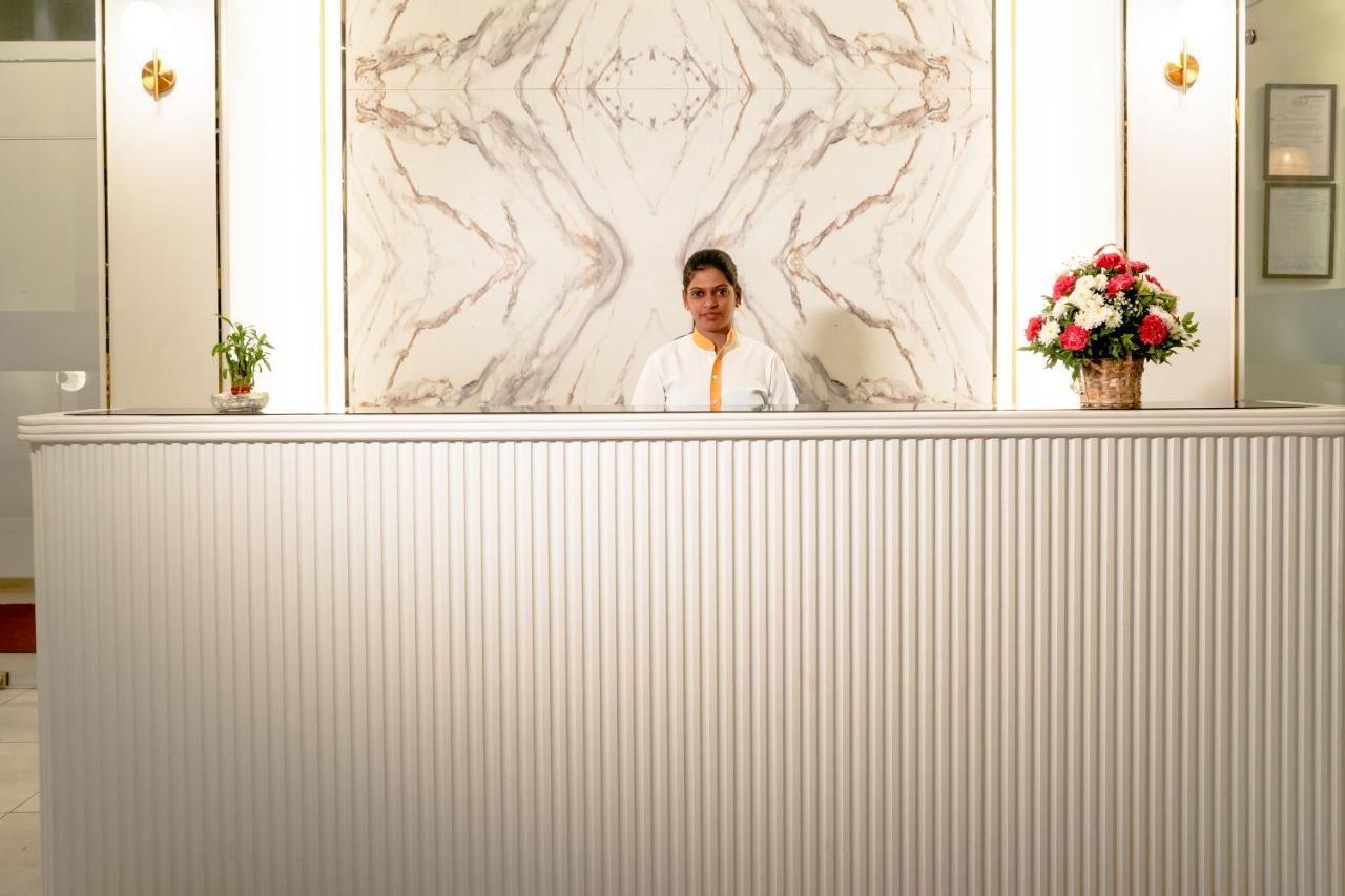 Tgi Ameya Grand Hotel Panadzsi Kültér fotó