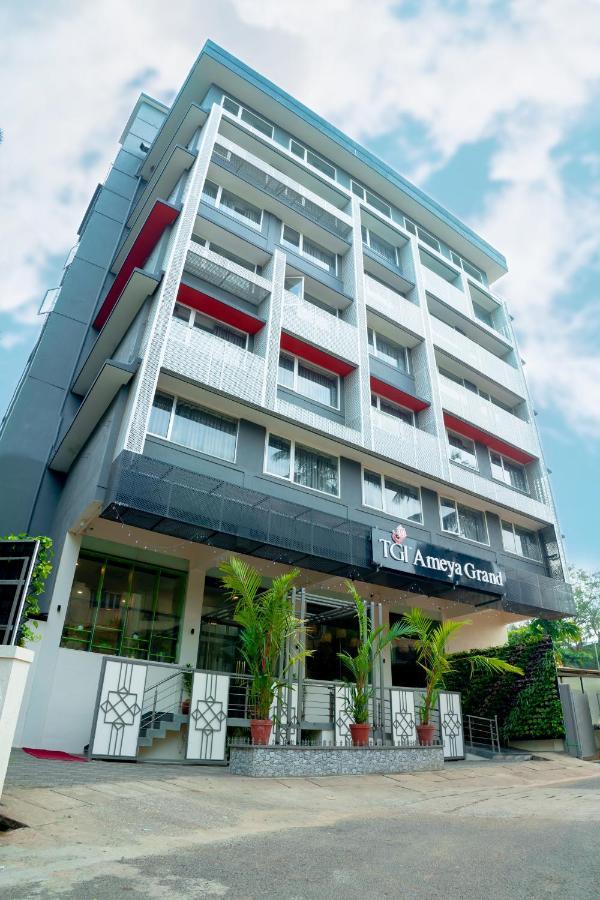 Tgi Ameya Grand Hotel Panadzsi Kültér fotó