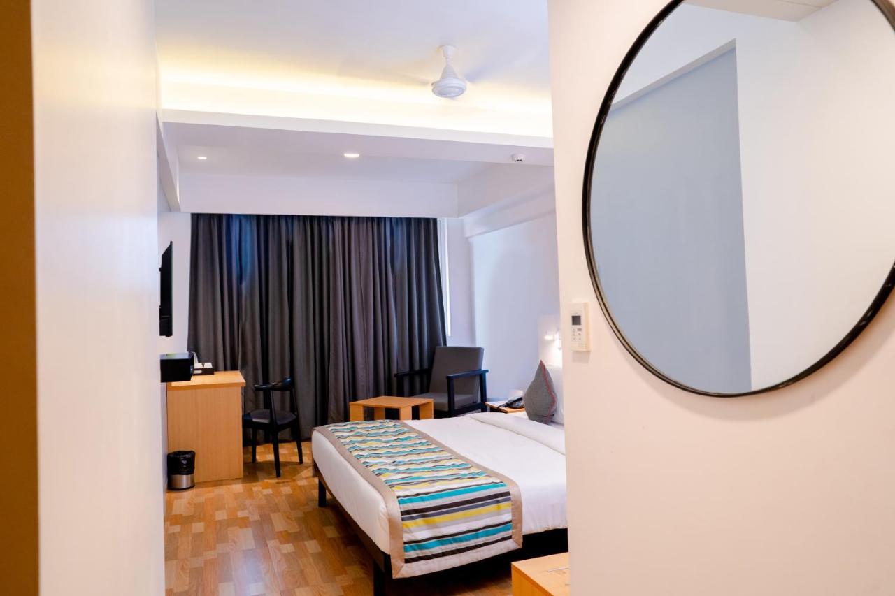 Tgi Ameya Grand Hotel Panadzsi Kültér fotó