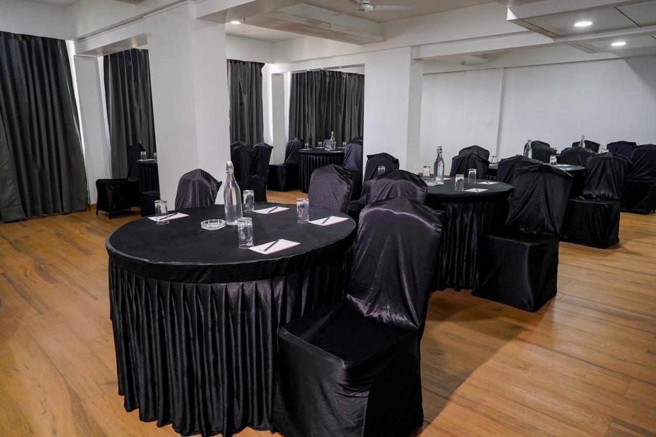 Tgi Ameya Grand Hotel Panadzsi Kültér fotó