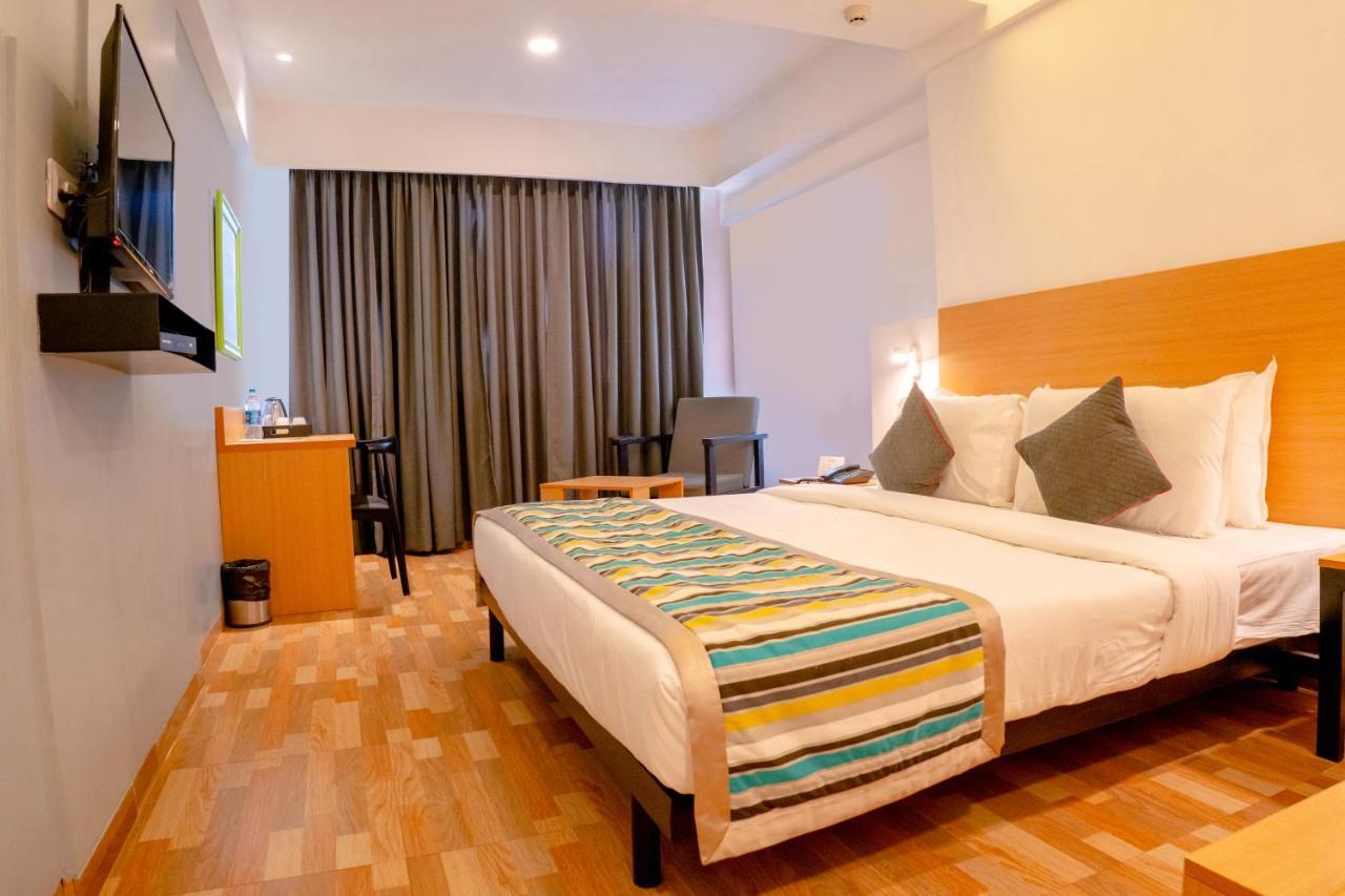 Tgi Ameya Grand Hotel Panadzsi Kültér fotó