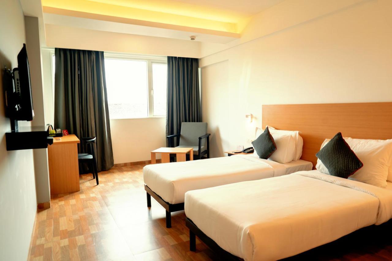 Tgi Ameya Grand Hotel Panadzsi Kültér fotó