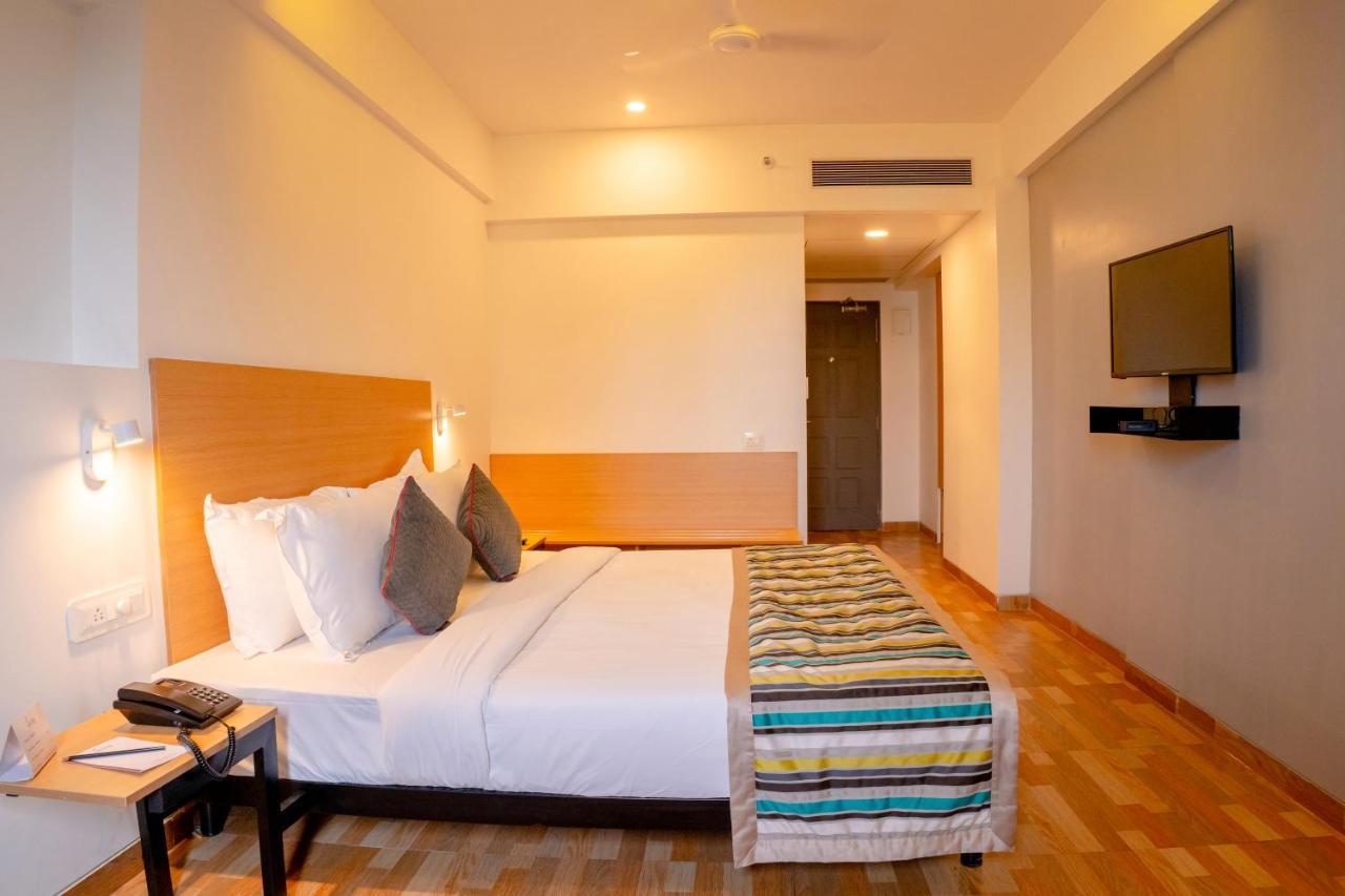 Tgi Ameya Grand Hotel Panadzsi Kültér fotó