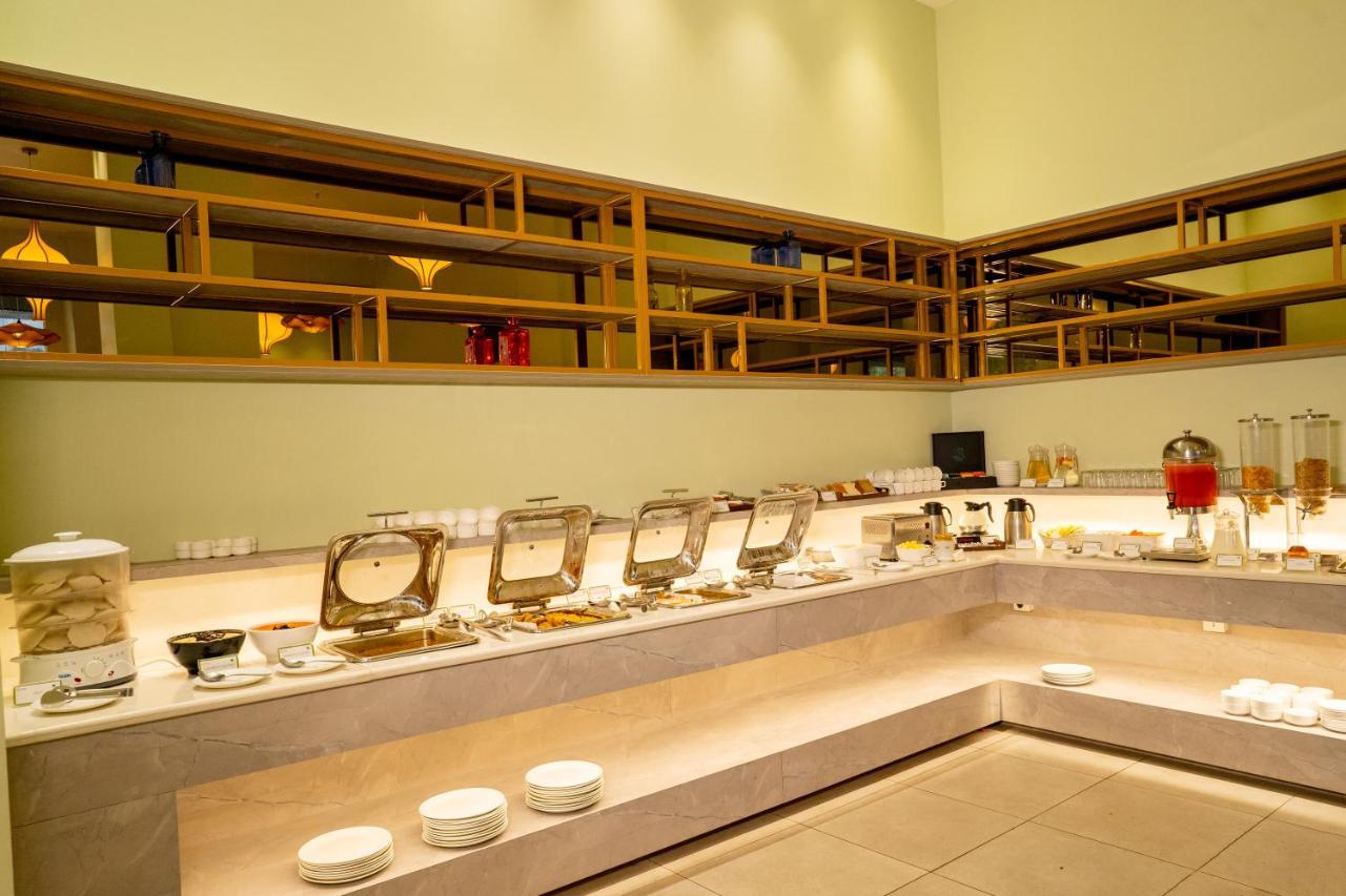 Tgi Ameya Grand Hotel Panadzsi Kültér fotó